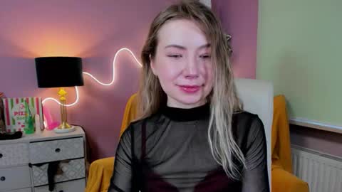 Mia online show from November 12, 8:05 am