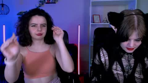 mia_mooon_ online show from June 1, 8:26 am