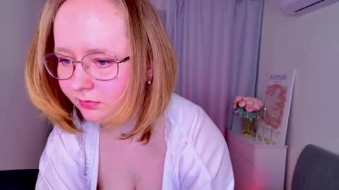 Mia online show from November 29, 2:25 pm