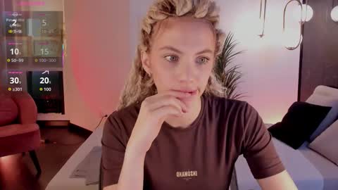 Snapshot of mia_silk chatting on October 23, 6:59 am Mia online show from October 23, 6:59 am