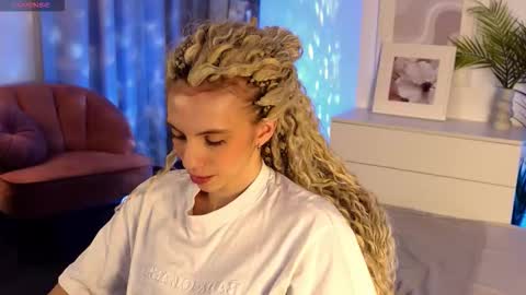 Mia online show from December 18, 6:20 am