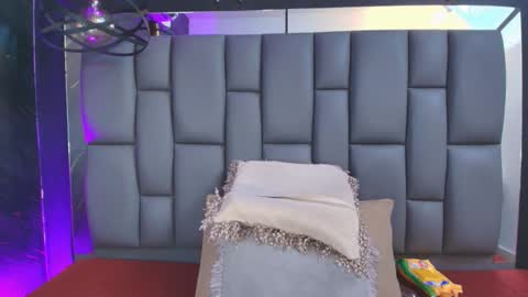 Mia online show from November 6, 12:08 pm