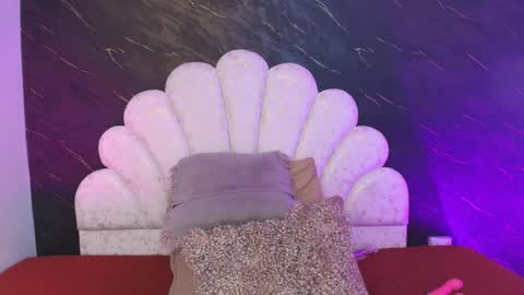 Mia online show from April 22, 12:23 pm