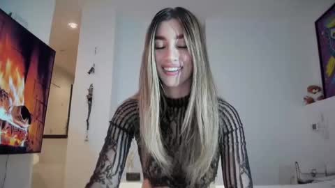 Mia online show from October 28, 11:39 pm