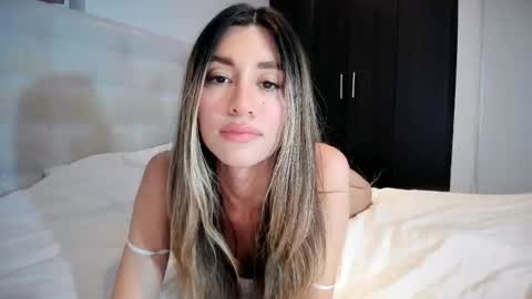 Mia online show from December 19, 11:11 pm