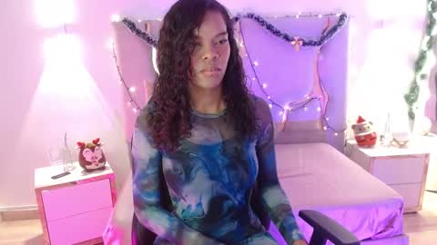 Mia online show from December 17, 8:15 pm