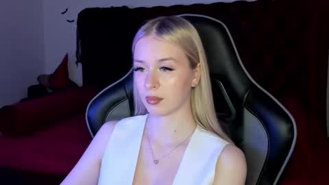 Mia online show from November 6, 6:22 pm