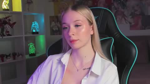 Mia online show from December 2, 6:17 pm