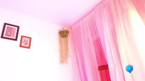 Snapshot of miaknox chatting on January 9, 1:35 pm Mia online show from January 9, 1:35 pm