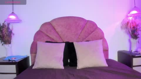mialuxee_ online show from July 19, 2:41 pm