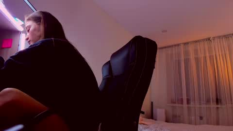 Mia online show from April 16, 9:39 pm