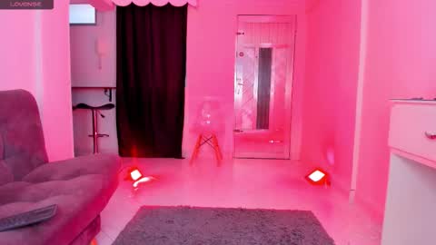 miapink_ofi_ online show from October 18, 9:30 pm