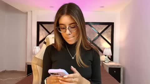 Mia online show from December 15, 7:10 pm