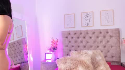 Miavenuss 1 online show from April 14, 8:01 pm