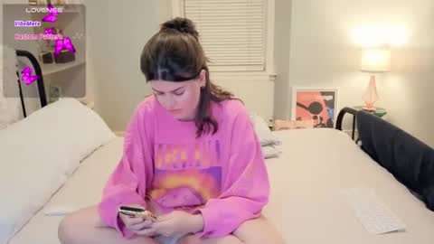 Snapshot of miawallace__ chatting on October 23, 9:37 pm Mia online show from October 23, 9:37 pm