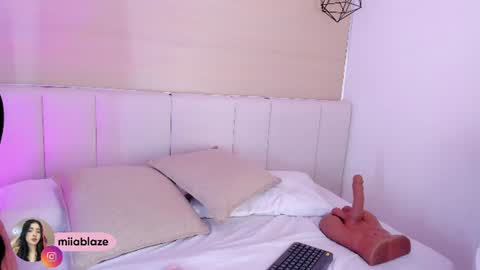 Mia online show from July 24, 11:51 am