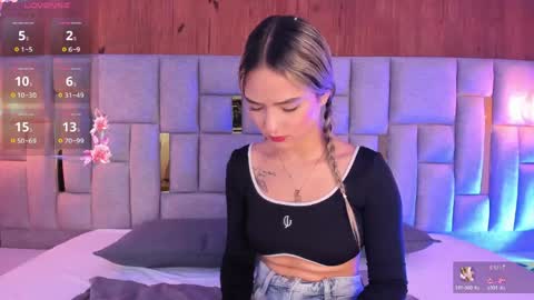 miia_reeves_ online show from May 1, 11:26 am