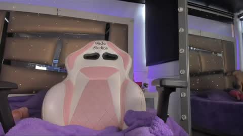 Mia online show from April 18, 8:20 pm