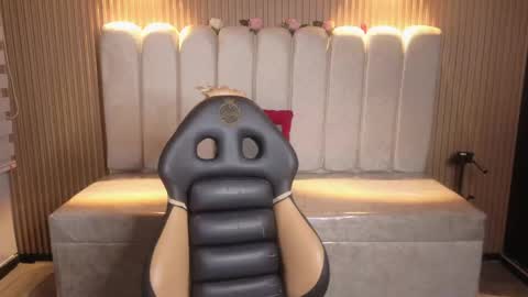 miiaa_evans1 online show from April 18, 8:09 pm