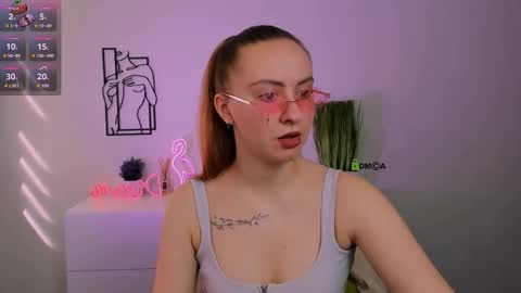 Snapshot of mila_glow chatting on September 17, 9:13 am mila_glow online show from September 17, 9:13 am