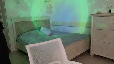 milavey online show from April 3, 6:26 pm