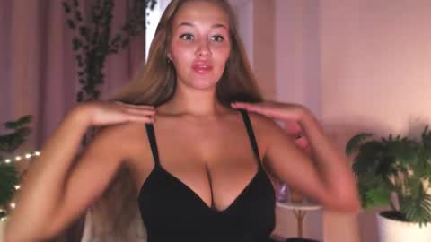 milk_bunny_ online show from November 6, 8:28 am