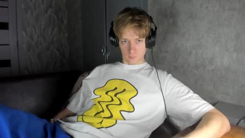 Snapshot of milkiwy chatting on February 6, 4:10 am Isaac online show from February 6, 4:10 am