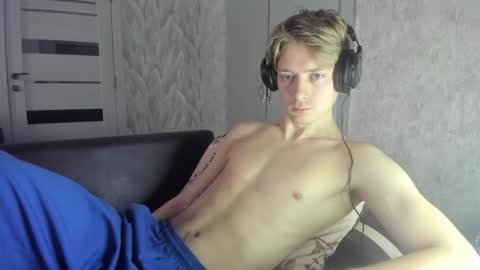 Snapshot of milkiwy chatting on January 14, 6:13 am Isaac online show from January 14, 6:13 am