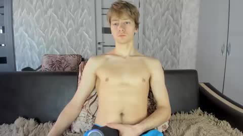 Snapshot of milkiwy chatting on February 28, 6:21 am Isaac online show from February 28, 6:21 am