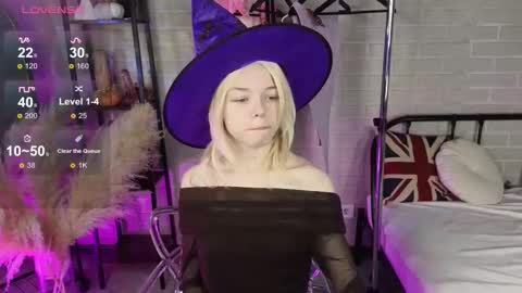 Snapshot of millaholt chatting on October 22, 9:12 am Hello Im Mila online show from October 22, 9:12 am