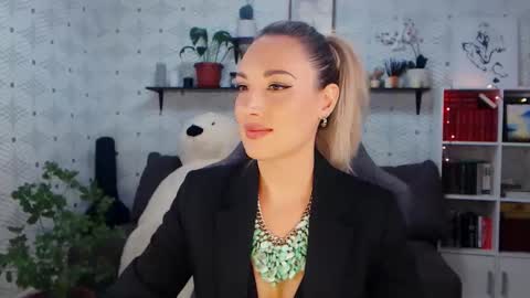 MillaXQueen online show from May 15, 3:19 pm