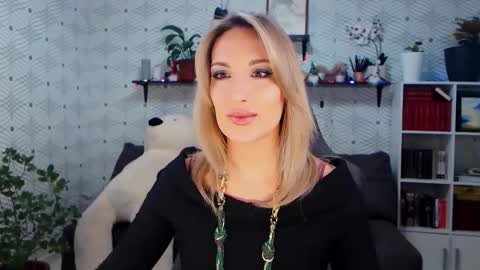 MillaXQueen online show from January 9, 2:55 pm