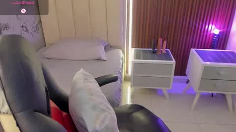 millyevans1 online show from March 26, 3:56 am