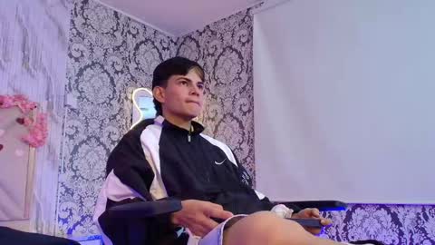 milo_tay1 online show from April 14, 2:48 am