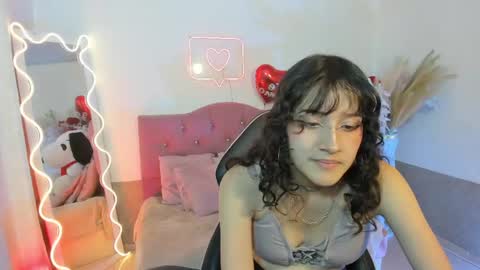 mily_tay online show from April 19, 6:10 pm