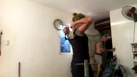 Mishone y Ares online show from December 1, 4:32 pm