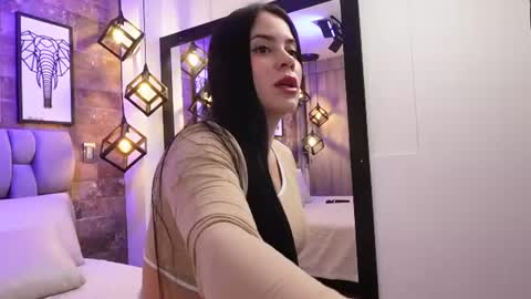 miss_isabeella online show from June 22, 12:12 pm