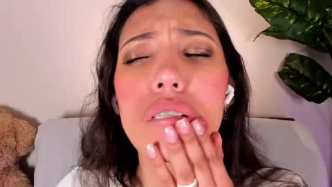 Miss Veronica online show from May 11, 2:45 pm