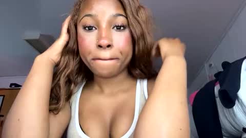 missmarimac online show from February 24, 10:57 pm