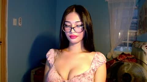 missminervaa online show from August 6, 3:21 pm