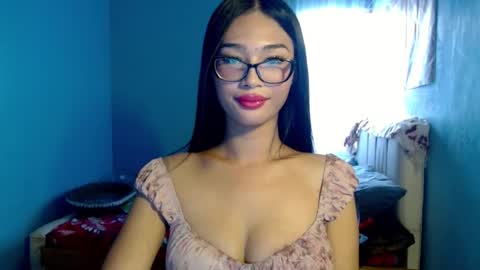 missminervaa online show from August 5, 5:48 am