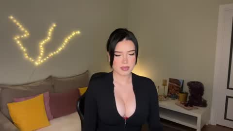 Mia online show from July 16, 2:09 pm
