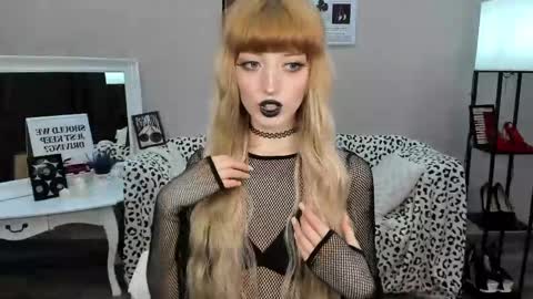 Misty online show from April 22, 6:48 pm