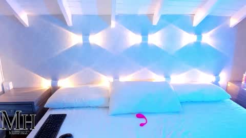 mizzhell_ online show from September 16, 12:40 pm