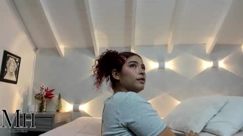 mizzhell_ online show from December 18, 3:35 am