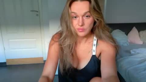 mmminnie online show from June 29, 5:04 am