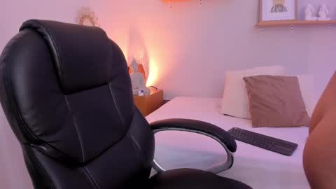 M o L l i E  online show from February 15, 11:50 am