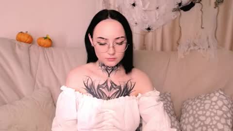 molly_kisss online show from October 18, 9:46 am