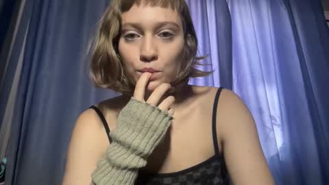 molly_poly online show from November 17, 9:56 am