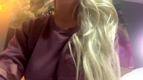 Snapshot of molly_theslut chatting on September 25, 12:23 pm molly_theslut online show from September 25, 12:23 pm